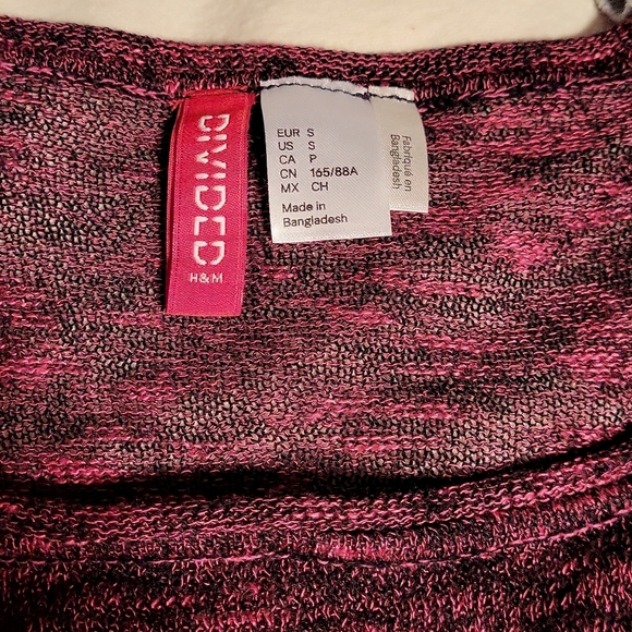 DIVIDED BY H&M Women's Red & Black Sweater with Front Pocket Size Small NWOT - Picture 3 of 4
